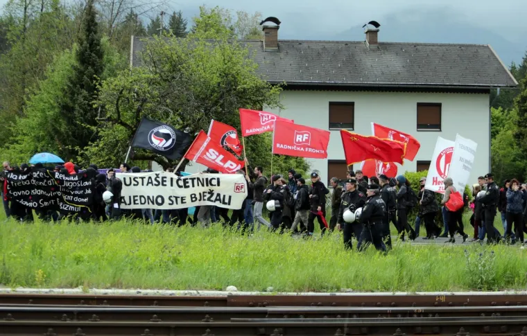 FOTOGRAFIJE S KOMEMORACIJE NA BLEIBUR&Scaron;KOM POLJU: Prosvjednici plakatima poslali poruku okupljenima