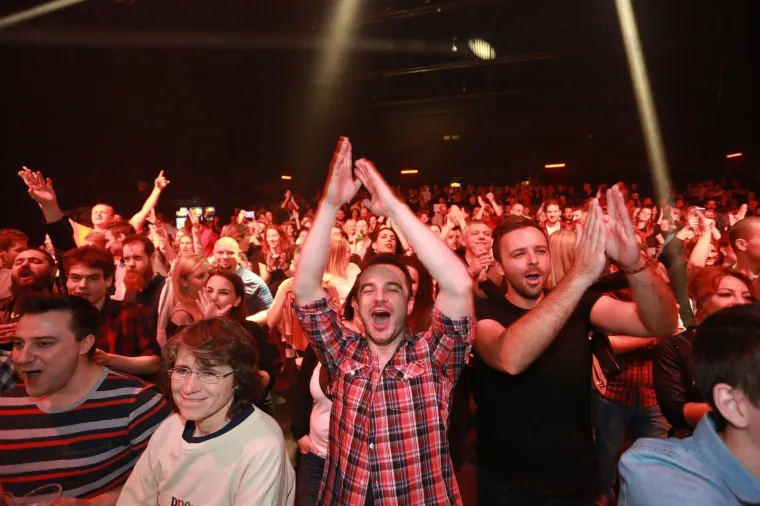 SJEĆATE SE ELLE KOJU JE PROSLAVIO HIT 'IZA PONOĆI'? U 49. godini uskočila je u mikro kostim i 'zapalila' Zagrepčane