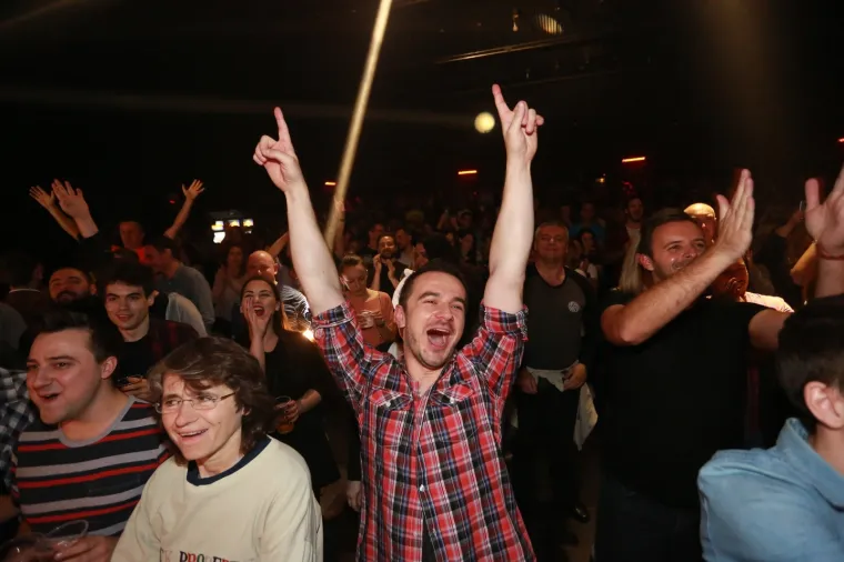 SJEĆATE SE ELLE KOJU JE PROSLAVIO HIT 'IZA PONOĆI'? U 49. godini uskočila je u mikro kostim i 'zapalila' Zagrepčane