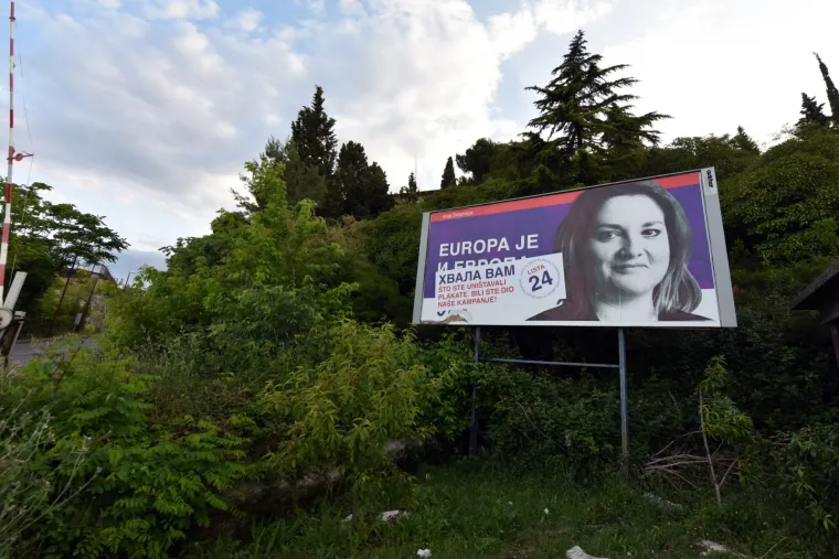 PUPOVAC ZAHVALIO NA UNIŠTENIM PLAKATIMA, VANDALI NISU DUGO ČEKALI: Opet osvanuli ustaški simboli i gnjusne prijetnje