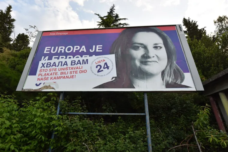 PUPOVAC ZAHVALIO NA UNI&Scaron;TENIM PLAKATIMA, VANDALI NISU DUGO ČEKALI: Opet osvanuli usta&scaron;ki simboli i gnjusne prijetnje