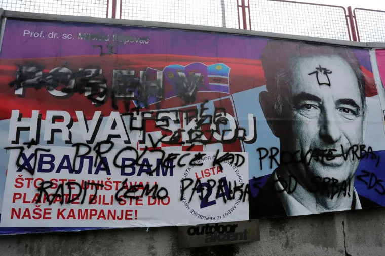 PUPOVAC ZAHVALIO NA UNI&Scaron;TENIM PLAKATIMA, VANDALI NISU DUGO ČEKALI: Opet osvanuli usta&scaron;ki simboli i gnjusne prijetnje