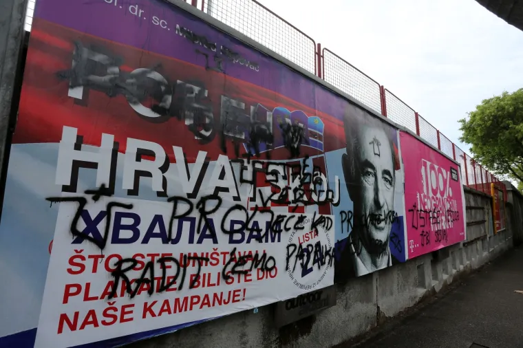 PUPOVAC ZAHVALIO NA UNI&Scaron;TENIM PLAKATIMA, VANDALI NISU DUGO ČEKALI: Opet osvanuli usta&scaron;ki simboli i gnjusne prijetnje