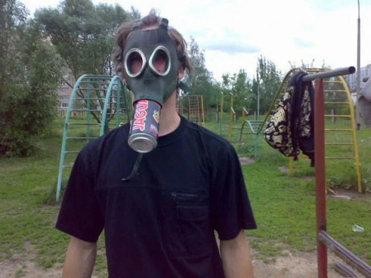 ČIME IH HRANE DA ODRASTU U OVO? S obzirom da je u pitanju Rusija, vjerojatno votkom...