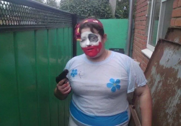 ČIME IH HRANE DA ODRASTU U OVO? S obzirom da je u pitanju Rusija, vjerojatno votkom...