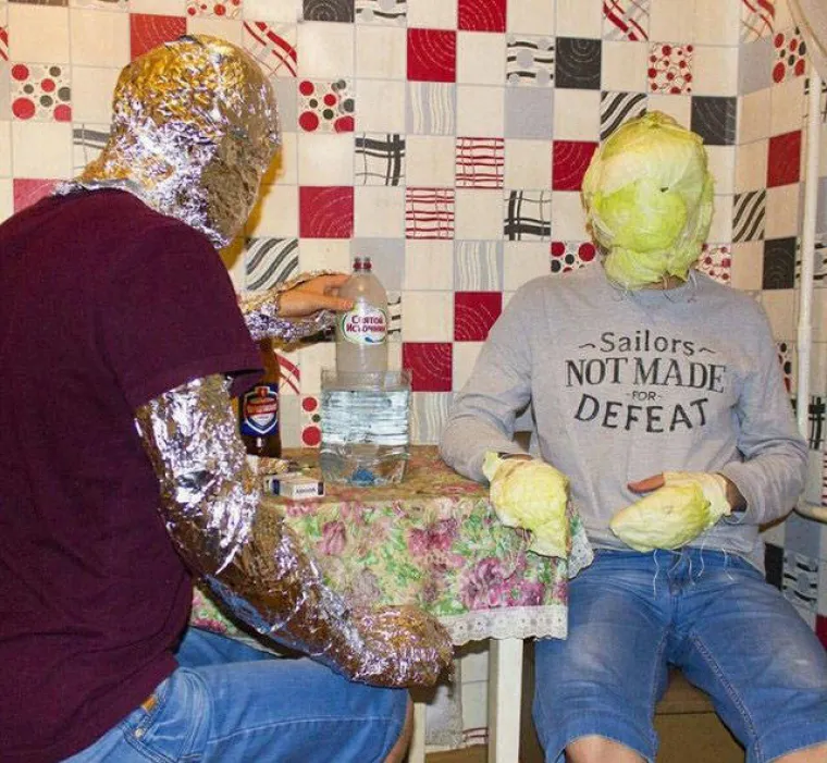 ČIME IH HRANE DA ODRASTU U OVO? S obzirom da je u pitanju Rusija, vjerojatno votkom...