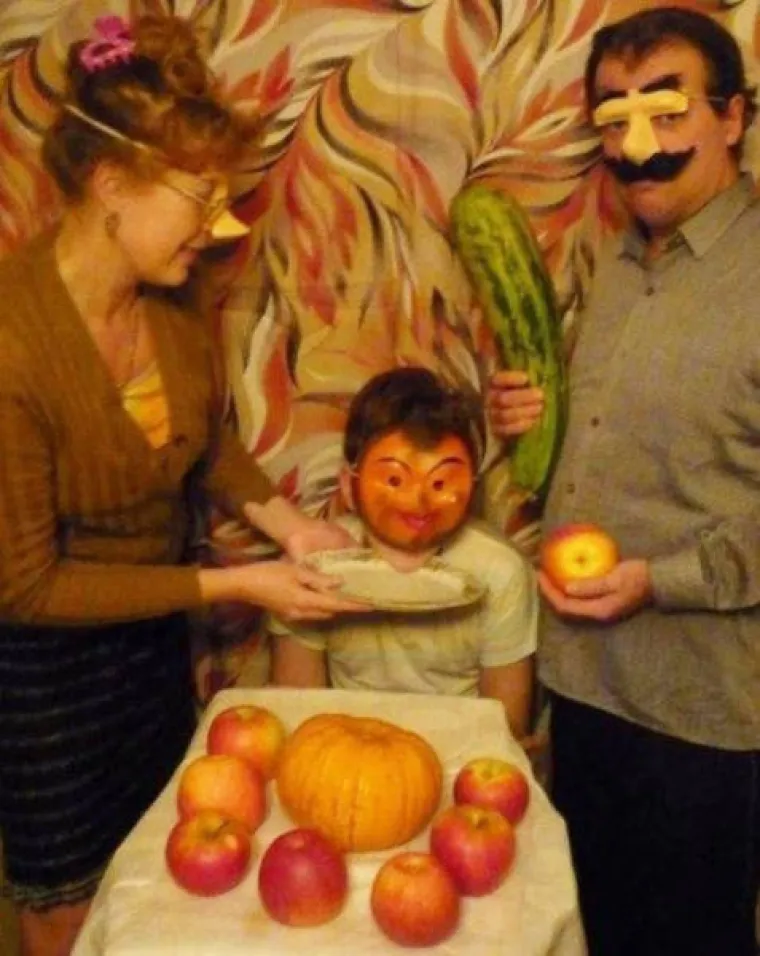 ČIME IH HRANE DA ODRASTU U OVO? S obzirom da je u pitanju Rusija, vjerojatno votkom...