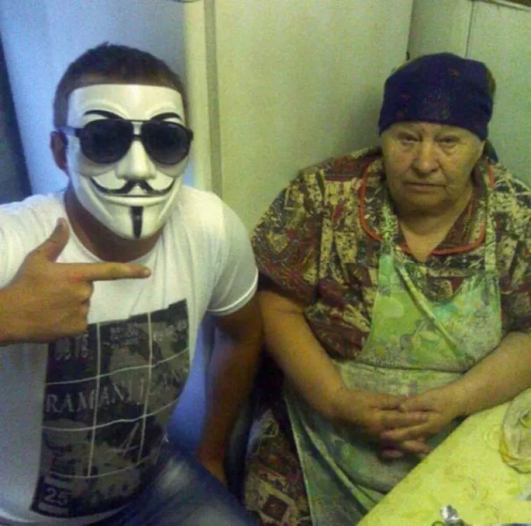 ČIME IH HRANE DA ODRASTU U OVO? S obzirom da je u pitanju Rusija, vjerojatno votkom...