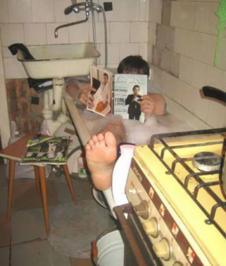 ČIME IH HRANE DA ODRASTU U OVO? S obzirom da je u pitanju Rusija, vjerojatno votkom...