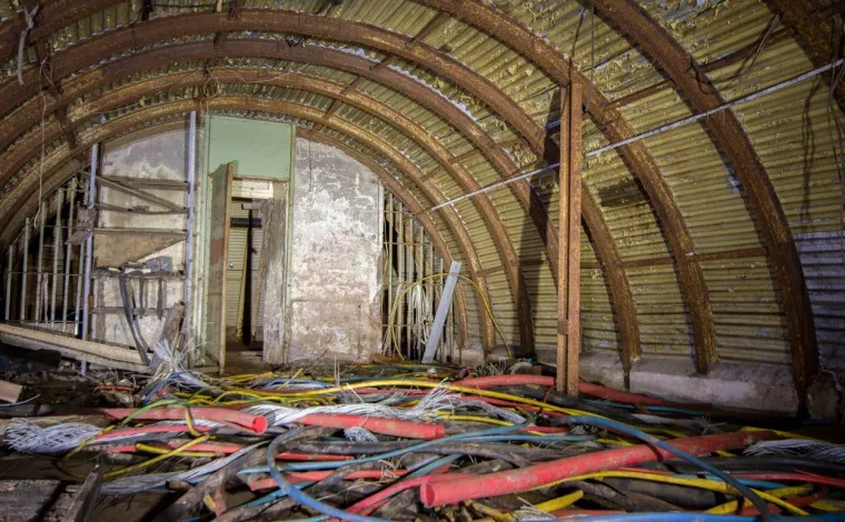 Prvi let ikonskog Spitfirea bio je u Southamptonu 5. ožujka 1936. a isporuka je počela u lipnju 1938. godine. Tvornica u Woolstonu nije mogla zadovoljiti sva potraživanja te se gradi još jedna u Castle Bromwichu pored Birminghama.  Nakon što je Velika Britanija ušla u rat, proizvoidnja se dodatno ubrzala.