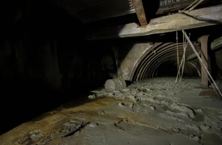 Sva proizvodnja koja je to mogla biti preseljena je na sjever Britanije, van dometa njemačkih bombardera ili pod zemlju. Na jedan takav zapušteni pogon pored Briminghama naletio je istraživač koji je želio ostati anoniman.