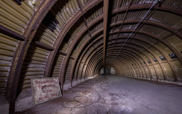 Na sablasnim fotografijama vide se mračni, vlažni tuneli u kojima se proizvodio moćni Rolls-Roycov motor Merlin koji je pogonio Spitfire sve do konca 1942. kada se počinju proizvoditi varijante s motorom Griffon. U podzemnim hangarima još se mogu vidjeti ostaci industrijske opreme, namještaj i  materijali.