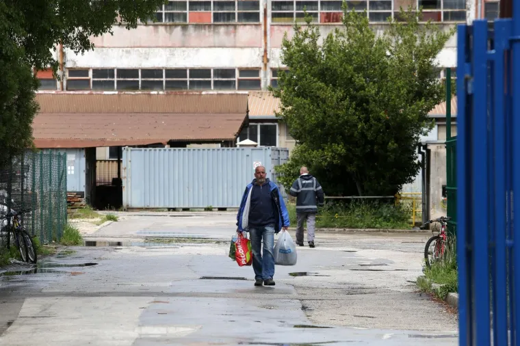 Otkazi i cipele za uspomenu, oči pune suza: Pogledajte ovu tužnu kolonu koja odlazi iz Uljanika