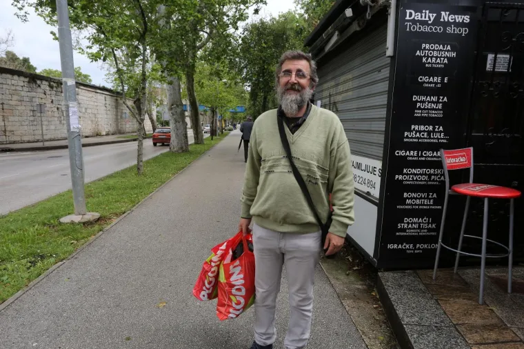 Otkazi i cipele za uspomenu, oči pune suza: Pogledajte ovu tužnu kolonu koja odlazi iz Uljanika