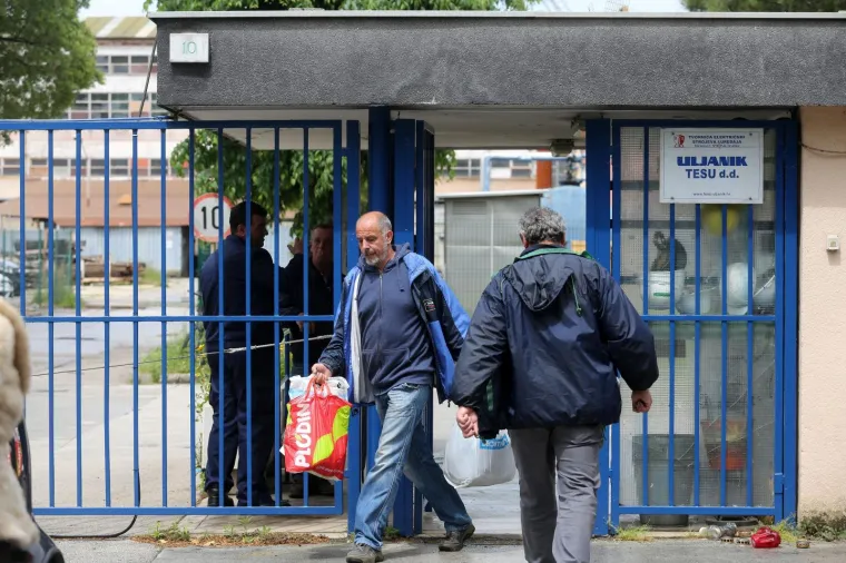 Otkazi i cipele za uspomenu, oči pune suza: Pogledajte ovu tužnu kolonu koja odlazi iz Uljanika