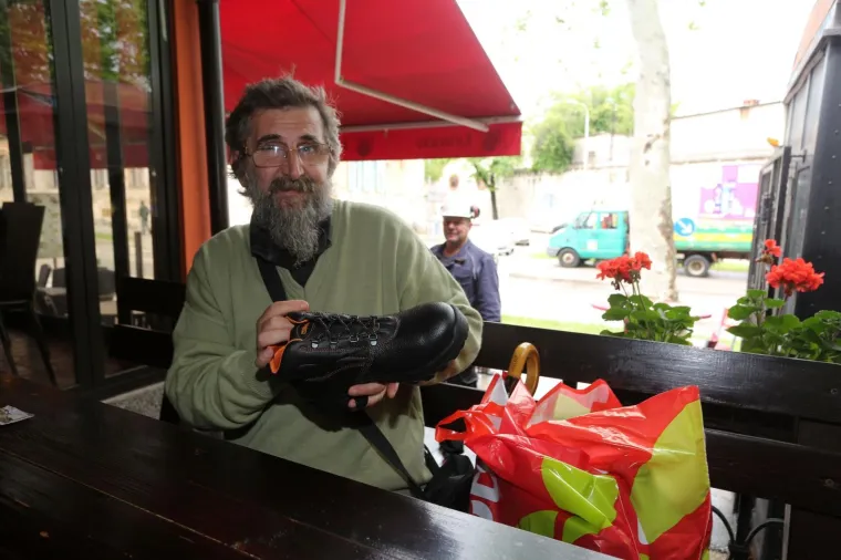 Otkazi i cipele za uspomenu, oči pune suza: Pogledajte ovu tužnu kolonu koja odlazi iz Uljanika