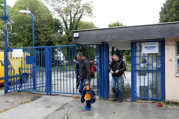 Otkazi i cipele za uspomenu, oči pune suza: Pogledajte ovu tužnu kolonu koja odlazi iz Uljanika