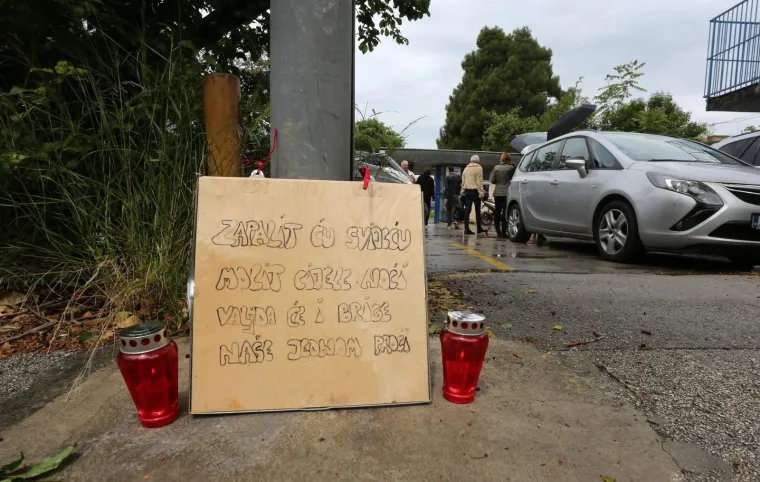 Otkazi i cipele za uspomenu, oči pune suza: Pogledajte ovu tužnu kolonu koja odlazi iz Uljanika