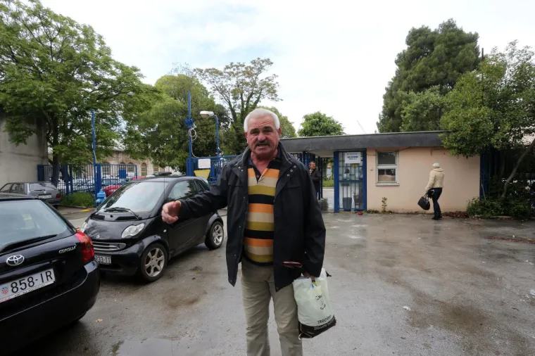 Otkazi i cipele za uspomenu, oči pune suza: Pogledajte ovu tužnu kolonu koja odlazi iz Uljanika