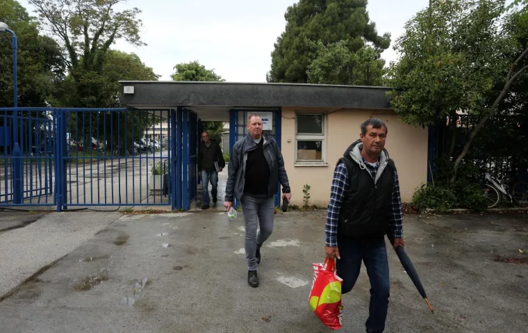 Otkazi i cipele za uspomenu, oči pune suza: Pogledajte ovu tužnu kolonu koja odlazi iz Uljanika