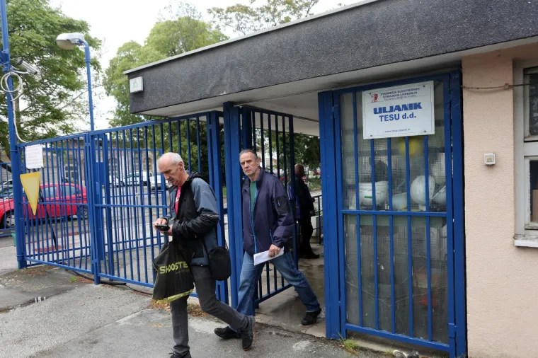 Otkazi i cipele za uspomenu, oči pune suza: Pogledajte ovu tužnu kolonu koja odlazi iz Uljanika