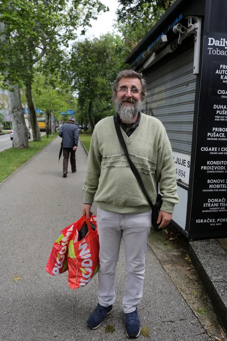 Otkazi i cipele za uspomenu, oči pune suza: Pogledajte ovu tužnu kolonu koja odlazi iz Uljanika