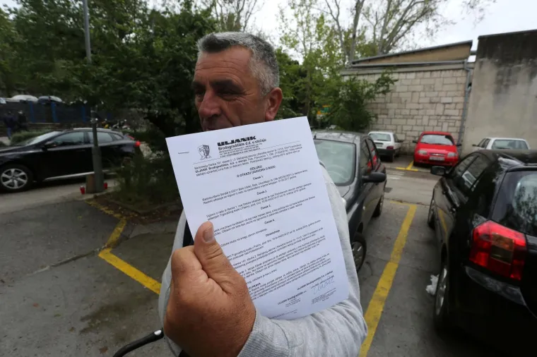 Otkazi i cipele za uspomenu, oči pune suza: Pogledajte ovu tužnu kolonu koja odlazi iz Uljanika