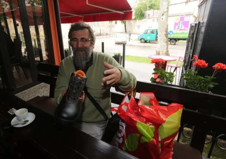 Otkazi i cipele za uspomenu, oči pune suza: Pogledajte ovu tužnu kolonu koja odlazi iz Uljanika