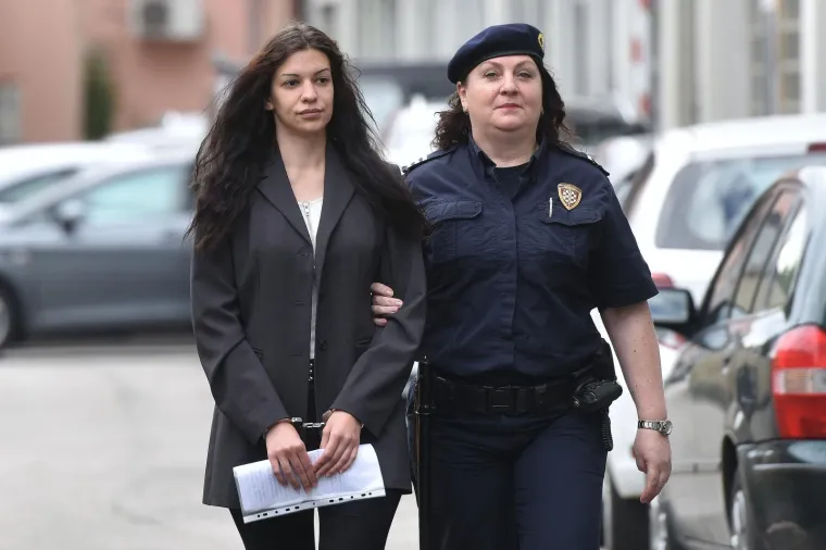 NUŠA BUNIĆ DOLAZI NA SUD U PRATNJI POLICAJKE: Sudi joj se za ubojstvo bivšeg dečka Nikole