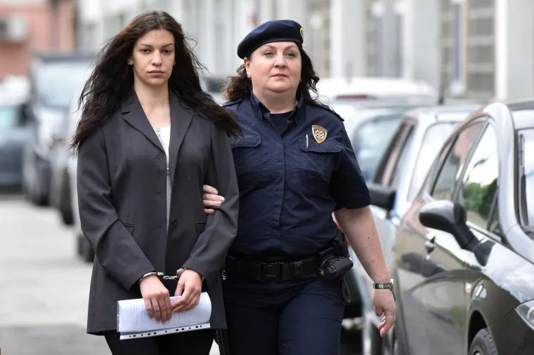 Pravosudna policajka dovodi Nušu Bunić na Županijski sud u Varaždinu, na suđenje zbog ubojstva bivšeg dečka Nikole Tureka.