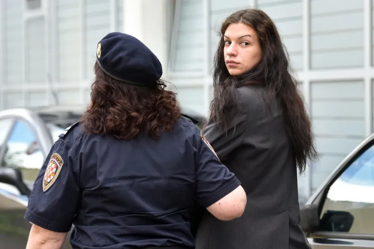 NUŠA BUNIĆ DOLAZI NA SUD U PRATNJI POLICAJKE: Sudi joj se za ubojstvo bivšeg dečka Nikole