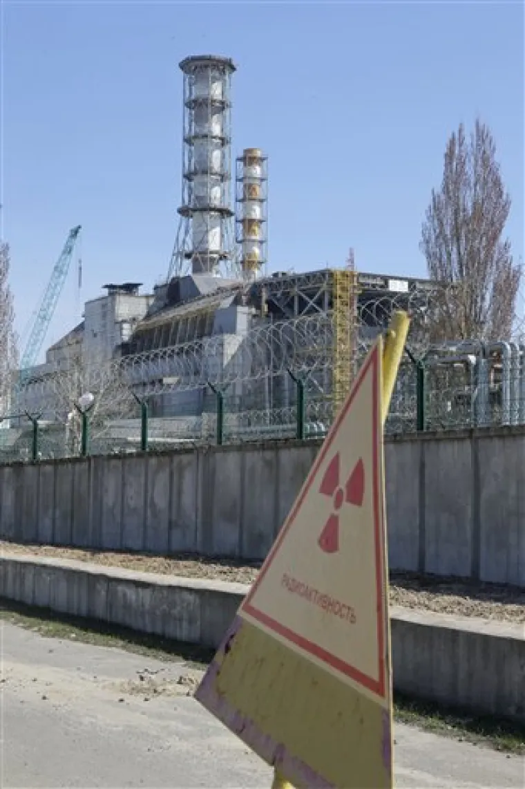 Eksplozija u nuklearnom reaktoru bila je ogromna, no najveće posljedice uslijedile su u prvih nekoliko tjedana i to od radijacije. Radijaciju poznati fizičar Richard Muller i profesor na Sveučili&scaron;tu Kalifornija opisuje kao &scaron;rapnele koji lete nakon eksplozije bombe. Samo 15 minuta nakon eksplozije u Černobilu, radioaktivnost je pala na četvrtinu svoje početne vrijednosti: nakon jednog dana na petinu, nakon tri mjeseca na manje od jedan posto.