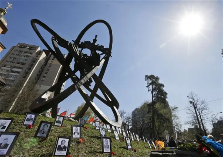Uslijed eksplozije u nuklearki je do&scaron;lo i do požara. Vatrogasci koji su ga gasili bili su izloženi visokim dozama zračenja, a deseci su umrli od trovanja. Gasitelji su ozračeni sa kvadrilijun (milijun na četvrtu potenciju) gama zračenja. No, &scaron;to to znači? Gama zrake su radijacijsko zračenje koje nastaje uslijed atomskog oružja, &bdquo;prljavih bombi&ldquo; i eksplozije nuklearnih reaktora. U svakom remu radijacije ima oko 10 bilijuna gama zraka.