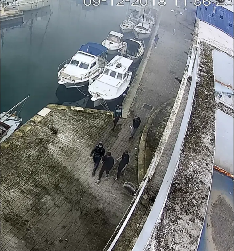 Prepoznajete li ove dečke?! Policija traga za mladićima koji su zapalili bivši casino