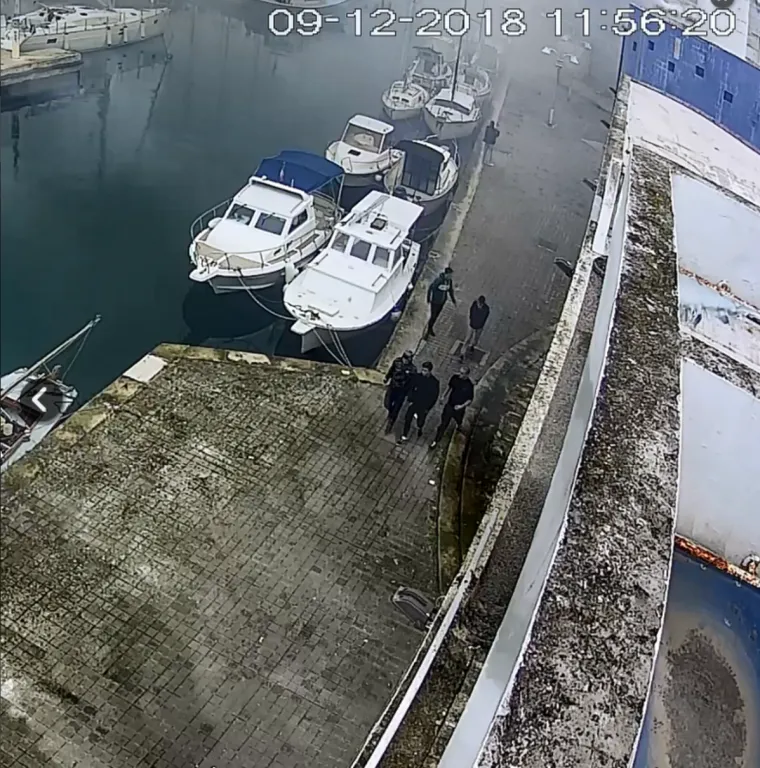 Prepoznajete li ove dečke?! Policija traga za mladićima koji su zapalili biv&scaron;i casino