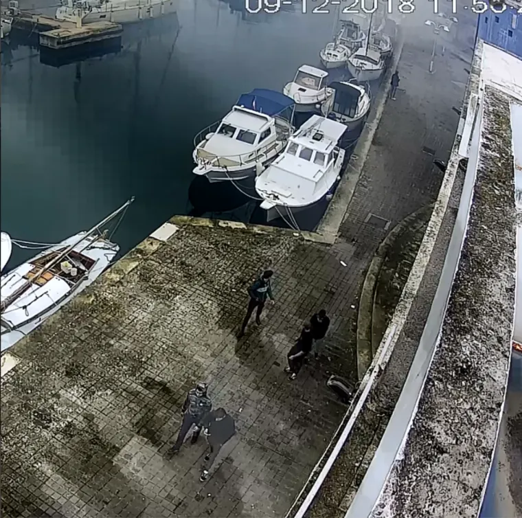 Prepoznajete li ove dečke?! Policija traga za mladićima koji su zapalili biv&scaron;i casino