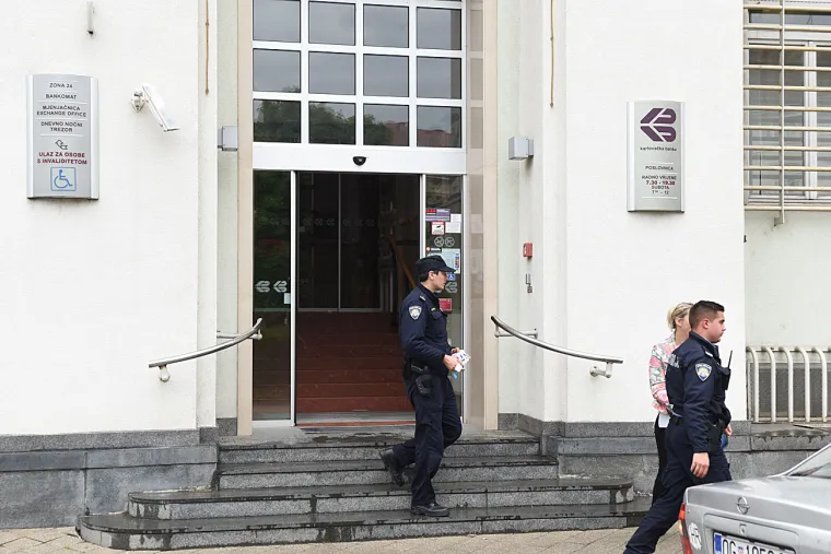 Razbojnik opljačkao banku: 'Bio je potpuno u crnom s maskom na glavi, preskočio pult i izvadio pištolj'