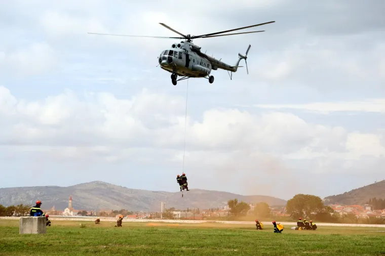 Međuresorna vježba “Sigurnost 19” odrađena je u utorak u Operativnom vatrogasnom zapovjedništvu u Divuljama, u vojarni ‘Knez Trpimir’, nazočni su bili premijer Andrej Plenković i ministri obrane i unutarnjih poslova Damir Krstičević i Davor Božinović, a ocjenjeno je da je koordinacija svih snaga koje su sudjelovale odlična i Hrvatska je spremna za ljetnu protupožarnu sezonu. (H)