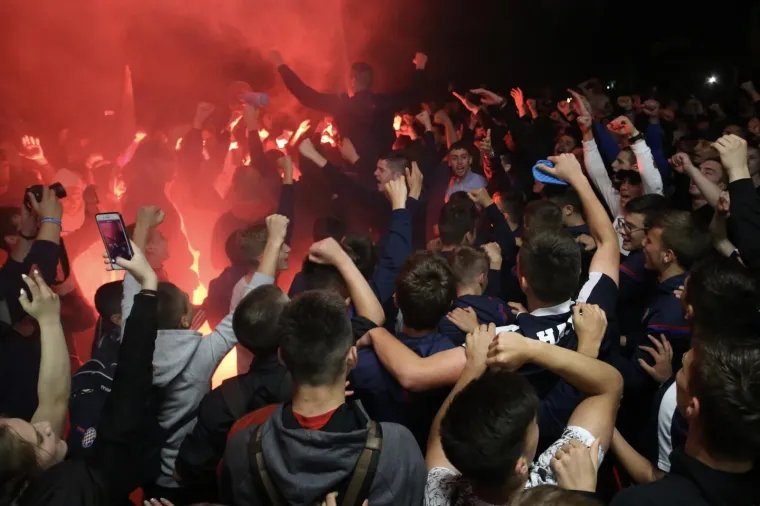 TORCIDA NAPRAVILA LUDNICU NA POLJUDU: Pogledajte kako su dočekali Hajdukove pionire
