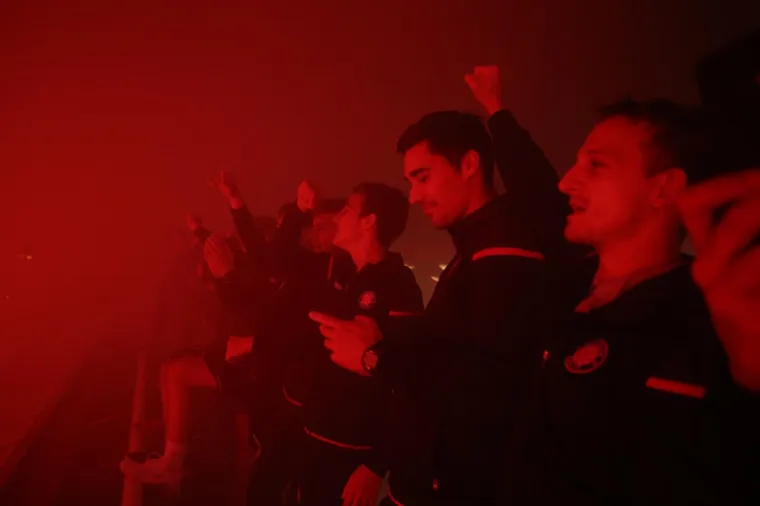 TORCIDA NAPRAVILA LUDNICU NA POLJUDU: Pogledajte kako su dočekali Hajdukove pionire