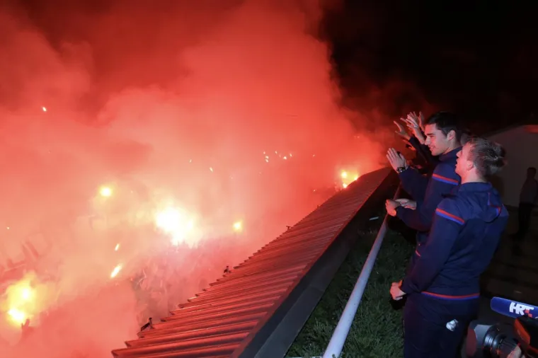 TORCIDA NAPRAVILA LUDNICU NA POLJUDU: Pogledajte kako su dočekali Hajdukove pionire
