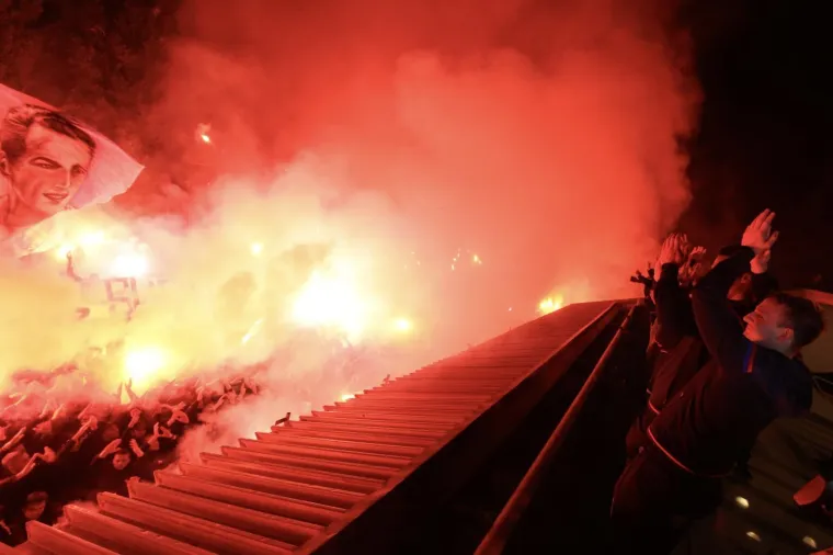 TORCIDA NAPRAVILA LUDNICU NA POLJUDU: Pogledajte kako su dočekali Hajdukove pionire