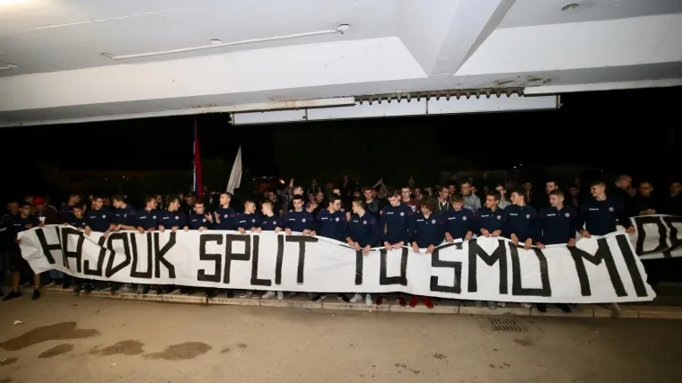 TORCIDA NAPRAVILA LUDNICU NA POLJUDU: Pogledajte kako su dočekali Hajdukove pionire