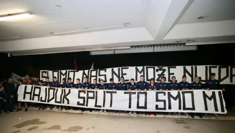 TORCIDA NAPRAVILA LUDNICU NA POLJUDU: Pogledajte kako su dočekali Hajdukove pionire