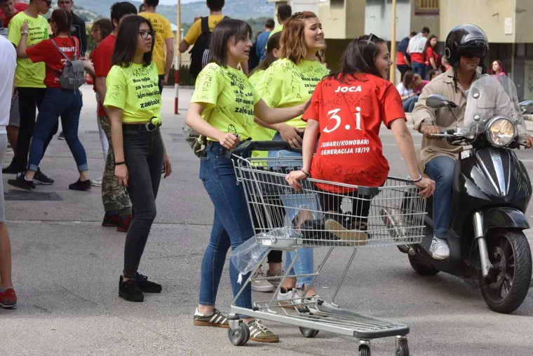 &Scaron;ibenski maturanti danas se od srednjo&scaron;kolskih klupa opra&scaron;taju tradicionalnom norijadom.