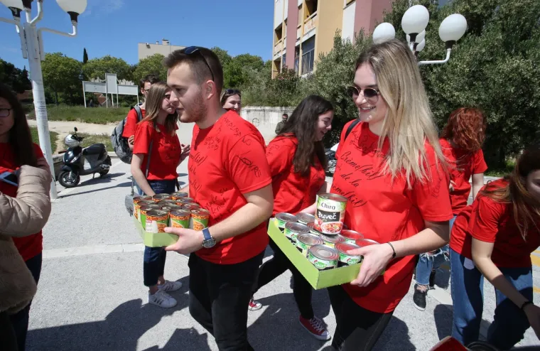 Umjesto gađanja bra&scaron;nom i jajima, &scaron;to smo gledali prija&scaron;njih godina, splitski maturanti su novac odlučili potro&scaron;iti na potrebite. Hranu koju su kupili donirali su socijalnoj samoposluzi.