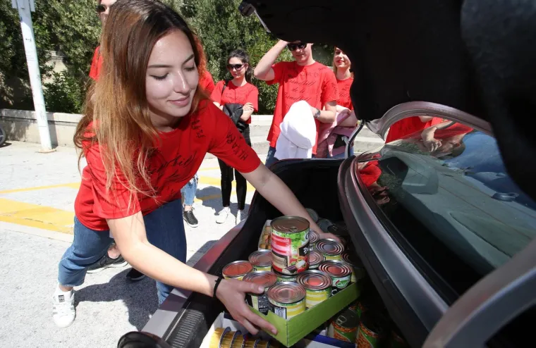 Umjesto gađanja bra&scaron;nom i jajima, &scaron;to smo gledali prija&scaron;njih godina, splitski maturanti su novac odlučili potro&scaron;iti na potrebite. Hranu koju su kupili donirali su socijalnoj samoposluzi.
