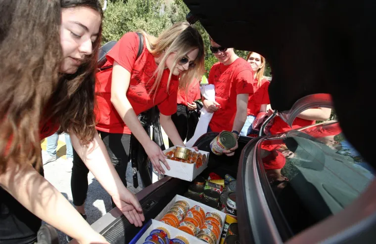 Umjesto gađanja bra&scaron;nom i jajima, &scaron;to smo gledali prija&scaron;njih godina, splitski maturanti su novac odlučili potro&scaron;iti na potrebite. Hranu koju su kupili donirali su socijalnoj samoposluzi.