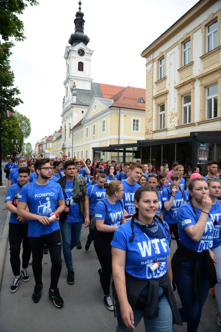 Bjelovarski maturanti povorkom gradskim ulicama obilježili su Dan maturanata.