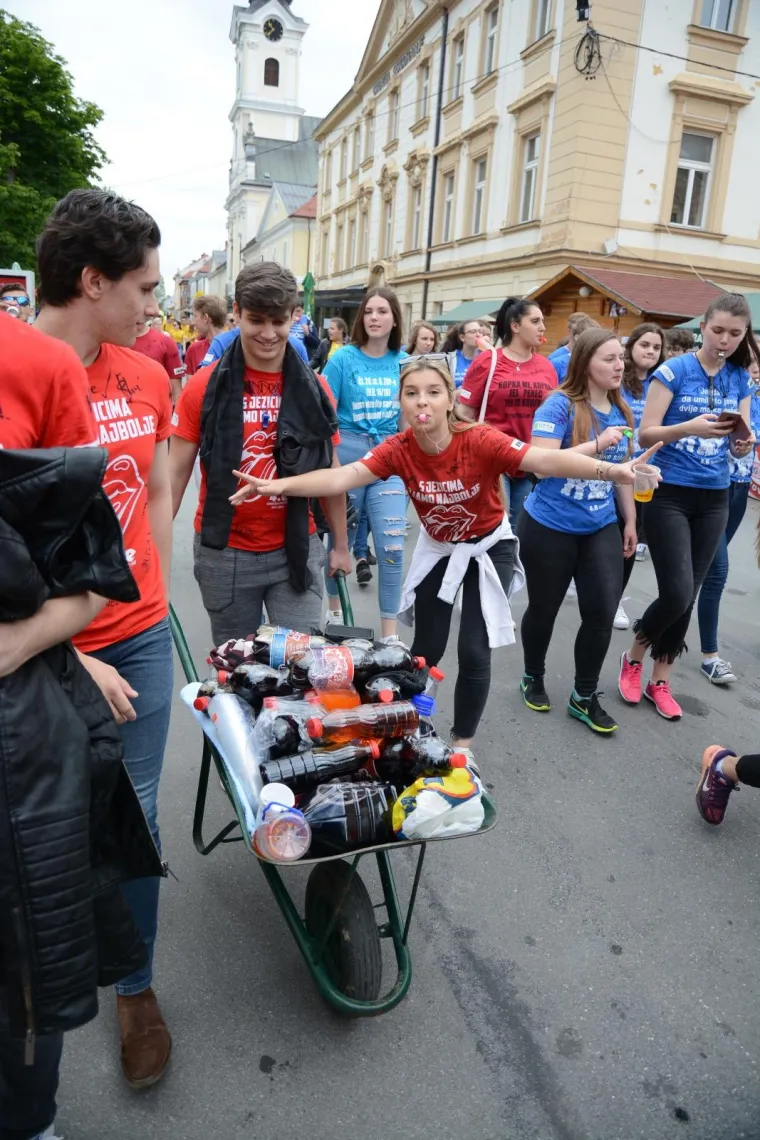 Bjelovarski maturanti povorkom gradskim ulicama obilježili su Dan maturanata.